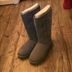 Tall ugg boots, gray, barely worn, good condition